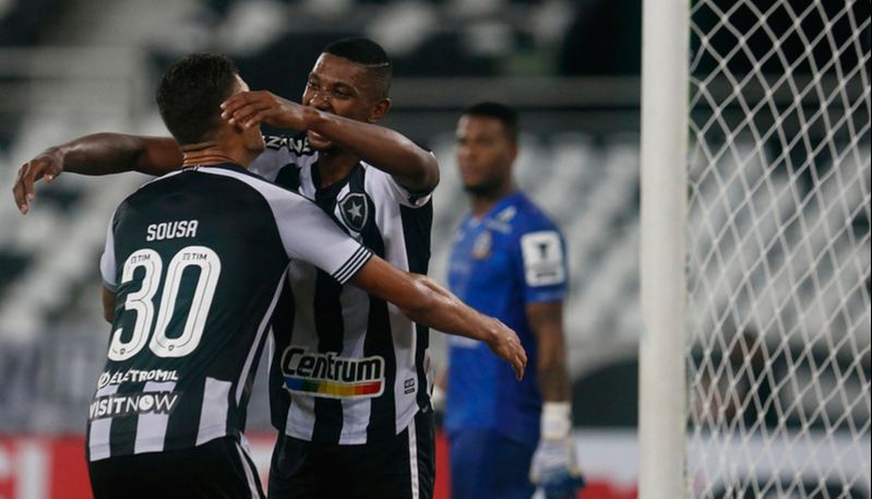 Sousa e Kanu celebram um dos gols do Botafogo (Foto: Vitor Silva / Botafogo)