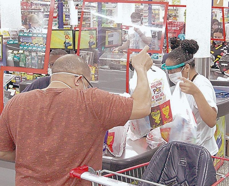 Consumidor vai precisar garantir suas compras hoje em supermercados (Foto: Leone Iglesias - 06/06/2020)