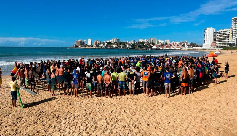 Surfistas e amigos fizeram uma homenagem ao pastor Robson (Foto: Divulgação / Família)