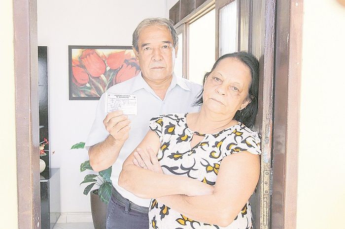 Theresinha e o marido, José Maria, foram juntos receber a vacina, mas só ele conseguiu ser imunizado (Foto: Leone Iglesias/AT)