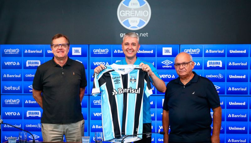 Tiago Nunes (centro) foi apresentado ao lado de vice de futebol Marcos Herrmann e o presidente do Grêmio, Romildo Bolzan (Foto: Lucas Uebel / Grêmio FBPA)