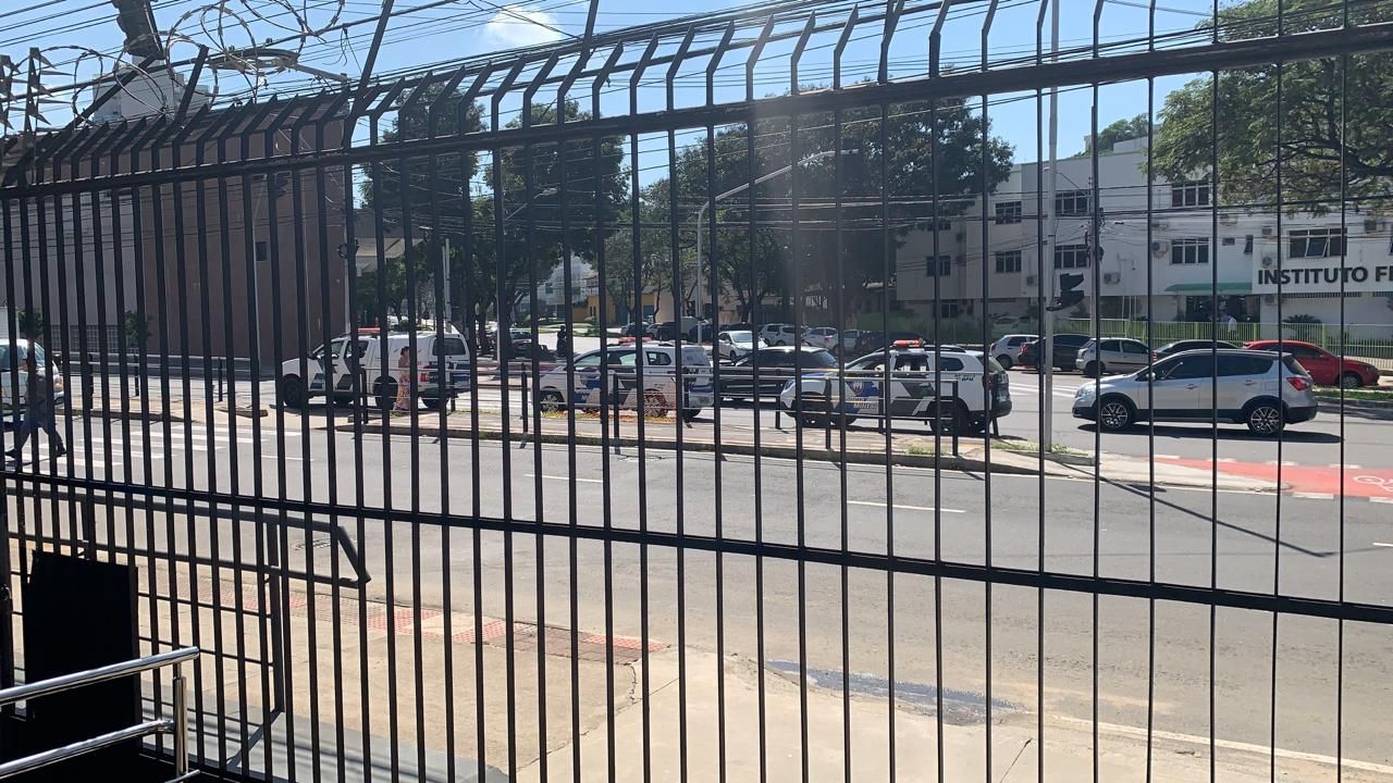 Um criminoso fugiu no sentido avenida Leitão da Silva (Foto: Enviada por WhatsApp)