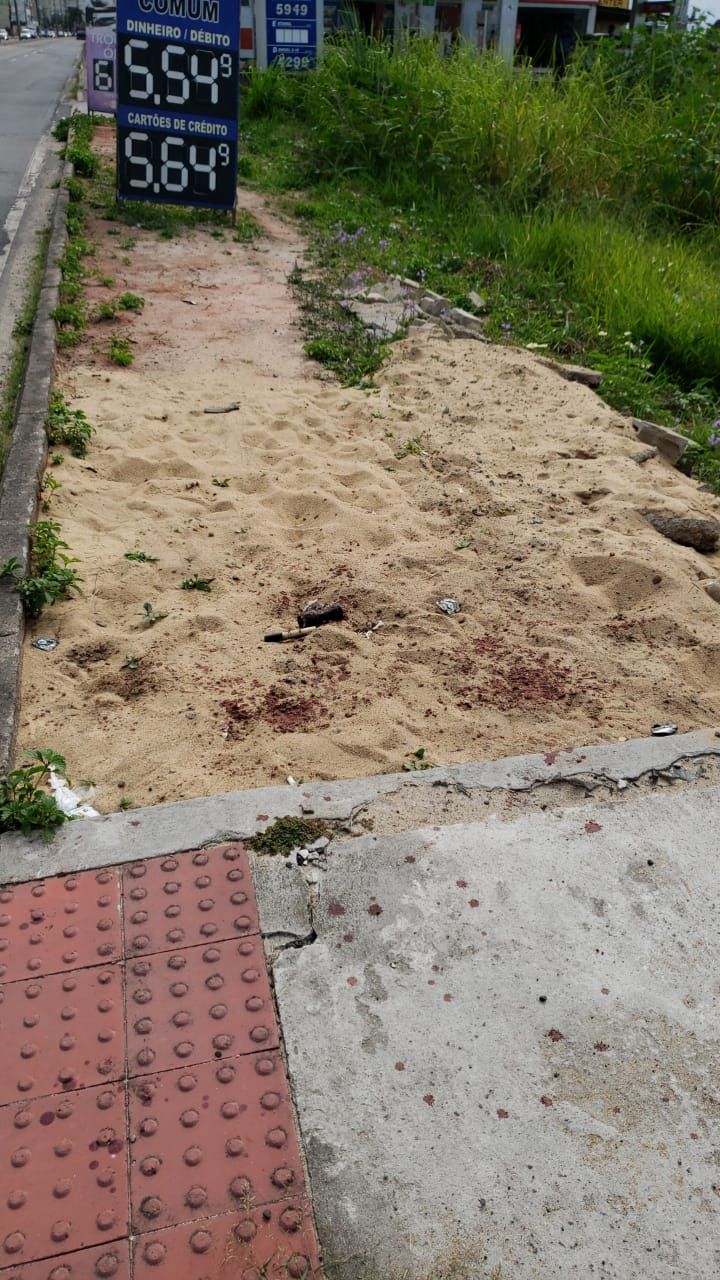 Travesti foi esfaqueada e pediu socorro em posto de combustíveis (Foto: Suzy Faria/ TV Tribuna)