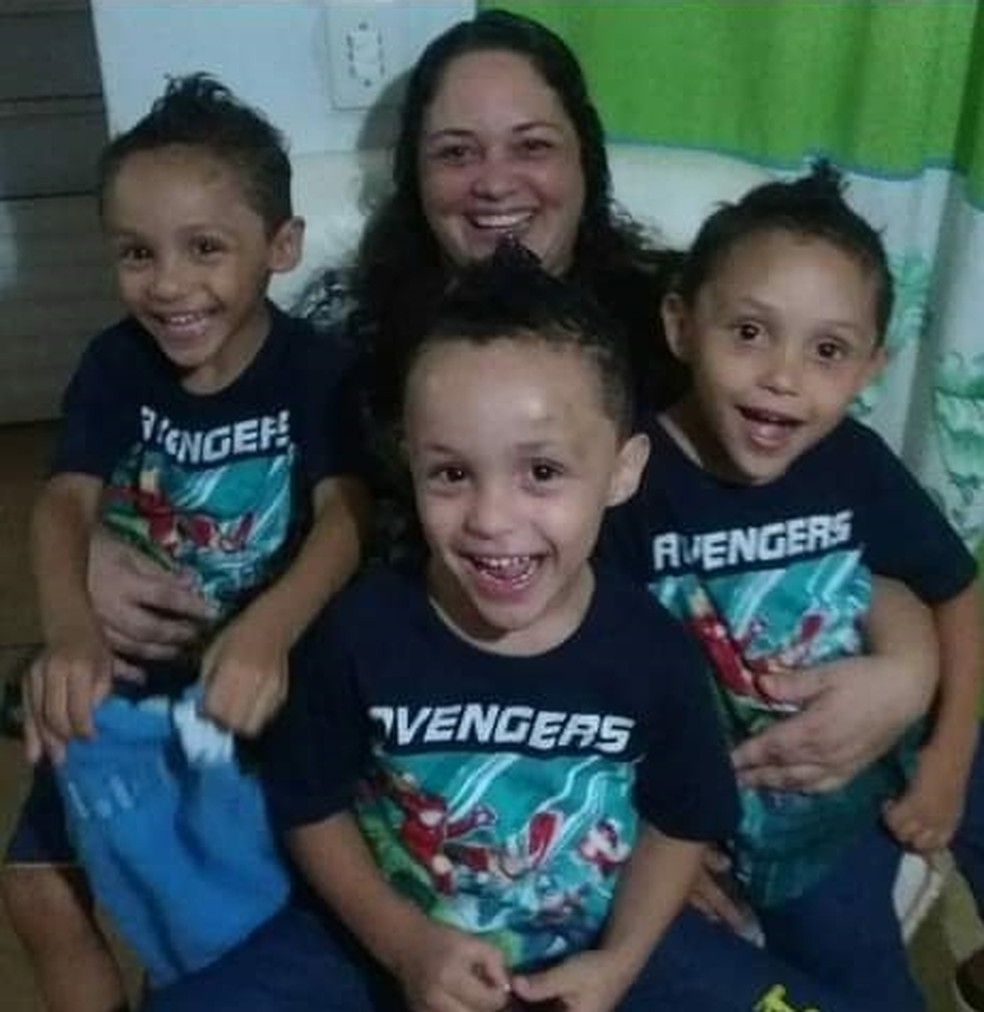 A mãe, Ana Paula, e os trigêmeos (Foto: Acervo familiar)