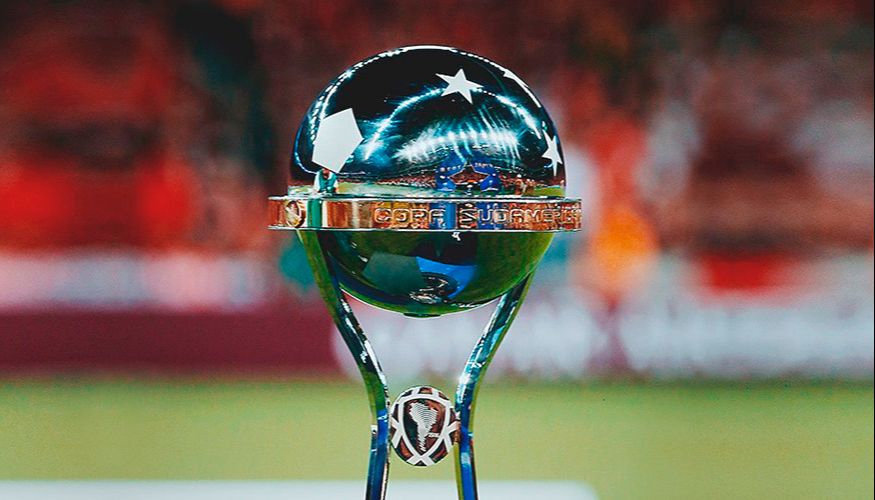 Troféu de campeão da Copa SulAmericana (Foto: Reprodução / Twitter Conmebol)