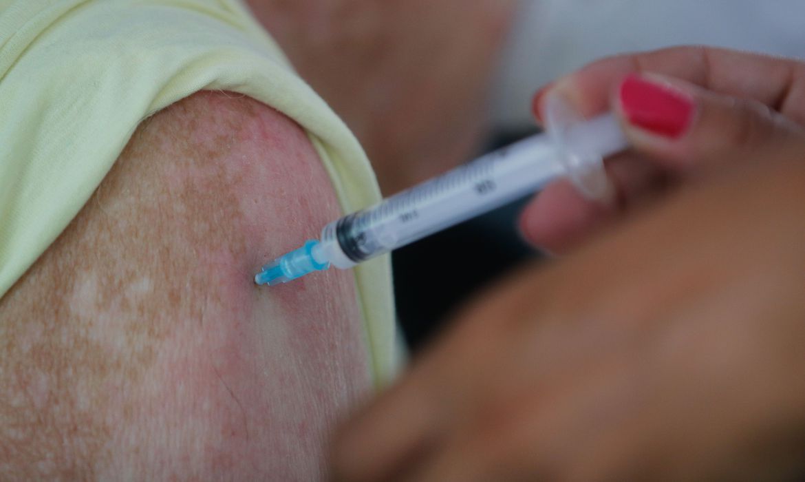 Dose de vacina (Foto: Tânia Rêgo/ Agência Brasil)
