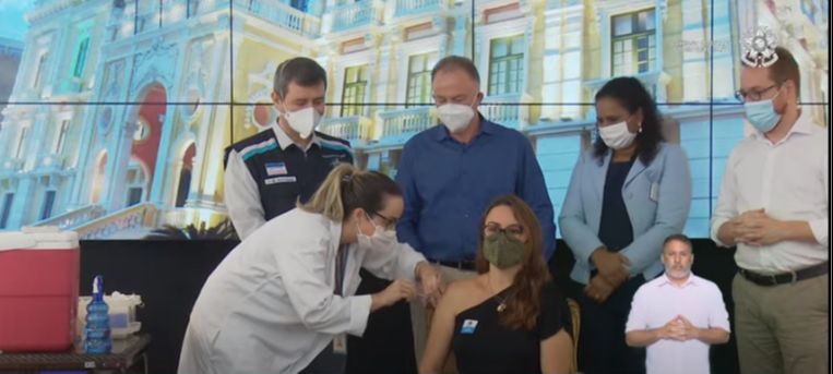 A professora Débora Cristina Moraes recebeu a primeira dose (Foto: Divulgação/ Governo do Estado)
