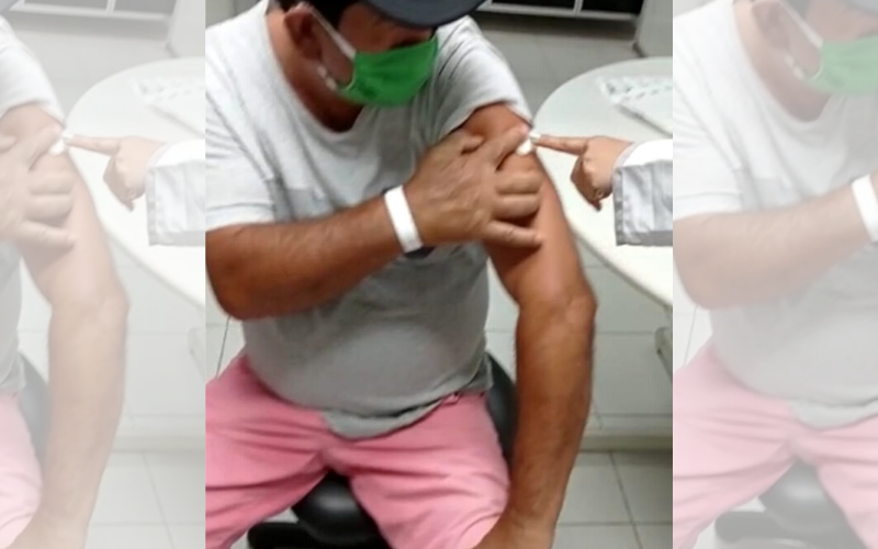 O pai de Tiago recebendo a primeira dose da vacina contra a Covid (Foto: Divulgação)