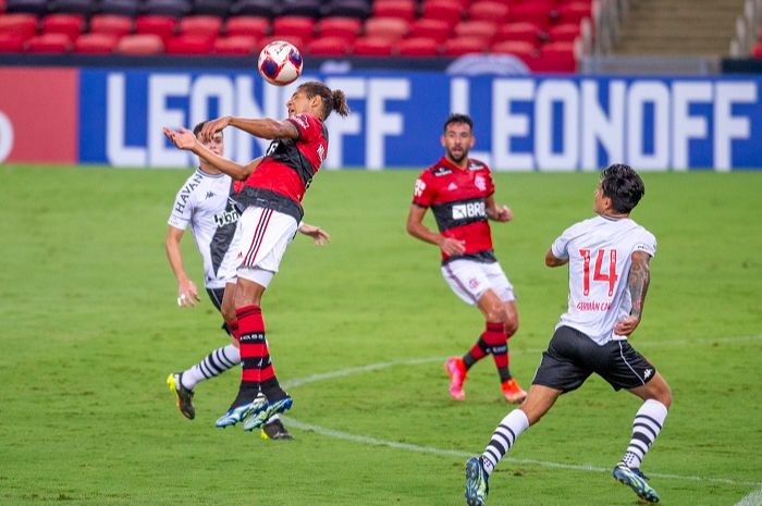 Arão cabeceia bola (Foto: Marcelo Cortes/ Flamengo)