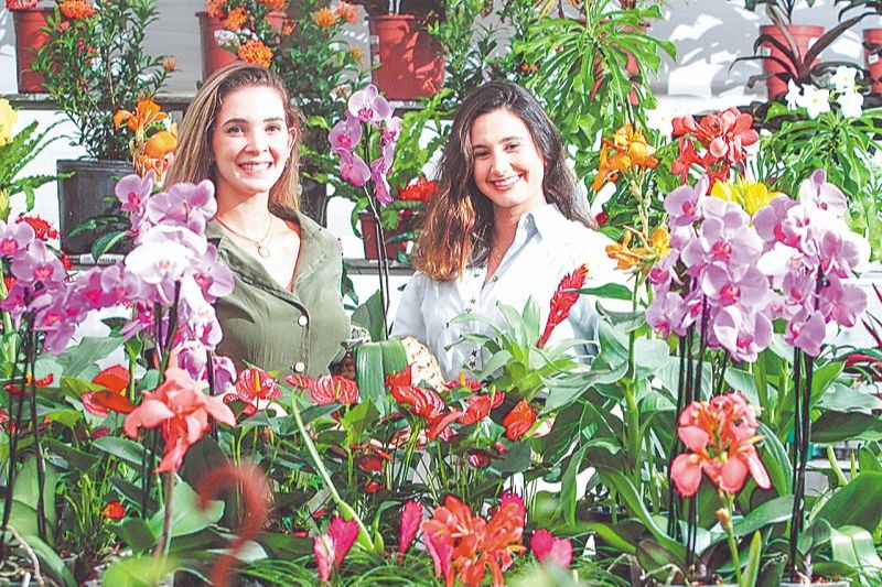 A empresária Rafaela com a cliente Paula: consumidores também estão procurando saber mais sobre as flores. (Foto: Beto Morais — 19/04/2021)