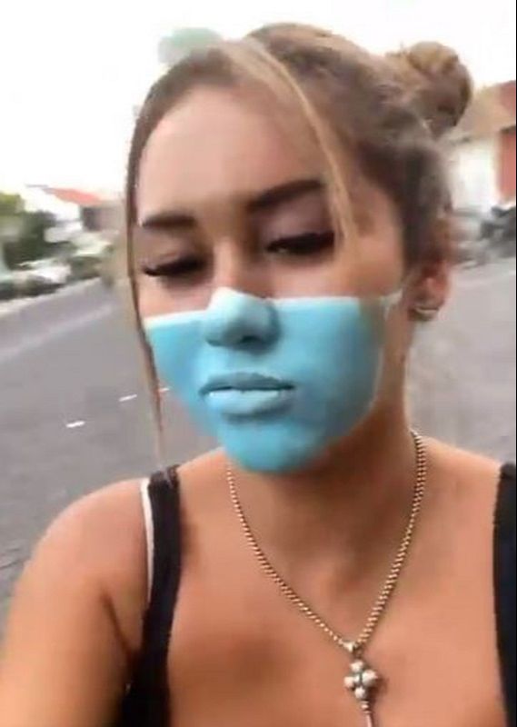 Youtuber pinta máscara falsa no rosto para entrar em supermercado. (Foto: Reprodução/Instagram)