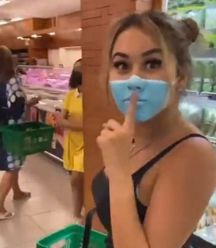 Youtuber pinta máscara falsa no rosto para entrar em supermercado. (Foto: Reprodução/Instagram)
