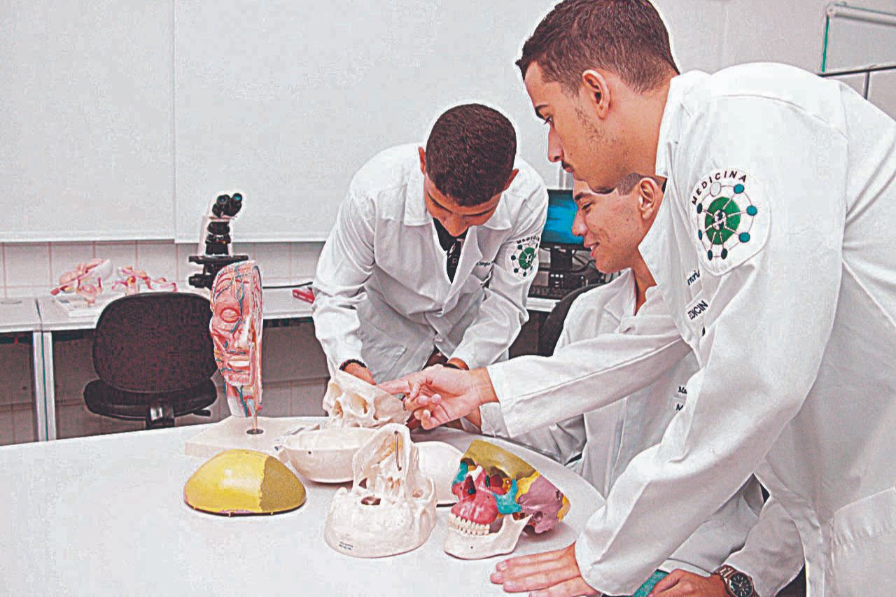 Estudantes têm aula em laboratórios que ajudam na compreensão do conteúdo