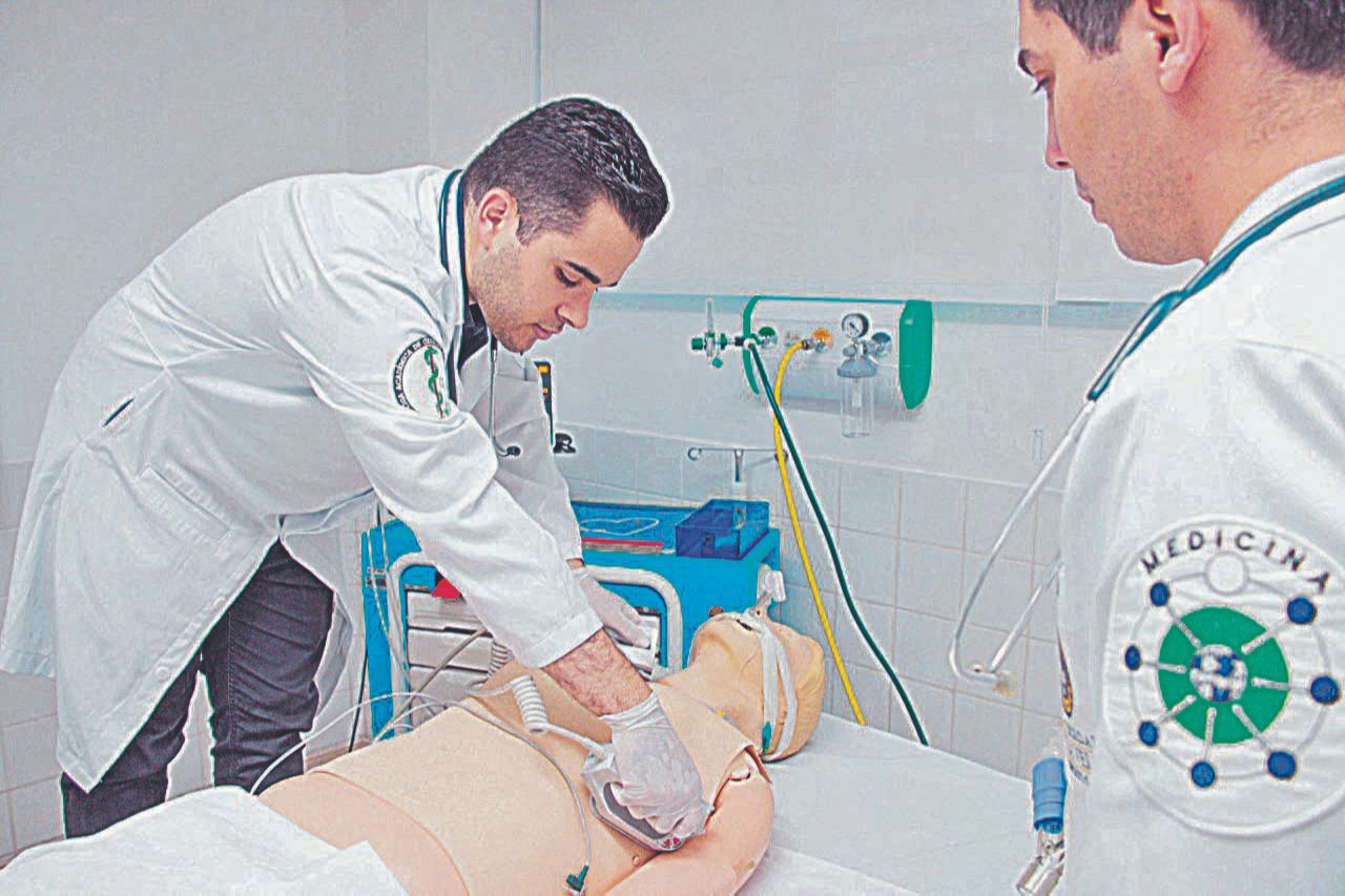 Alunos durante aula: método de ensino adotado na UVV estimula a autonomia na busca pela resolução do problema, e a vivência da prática clínica
