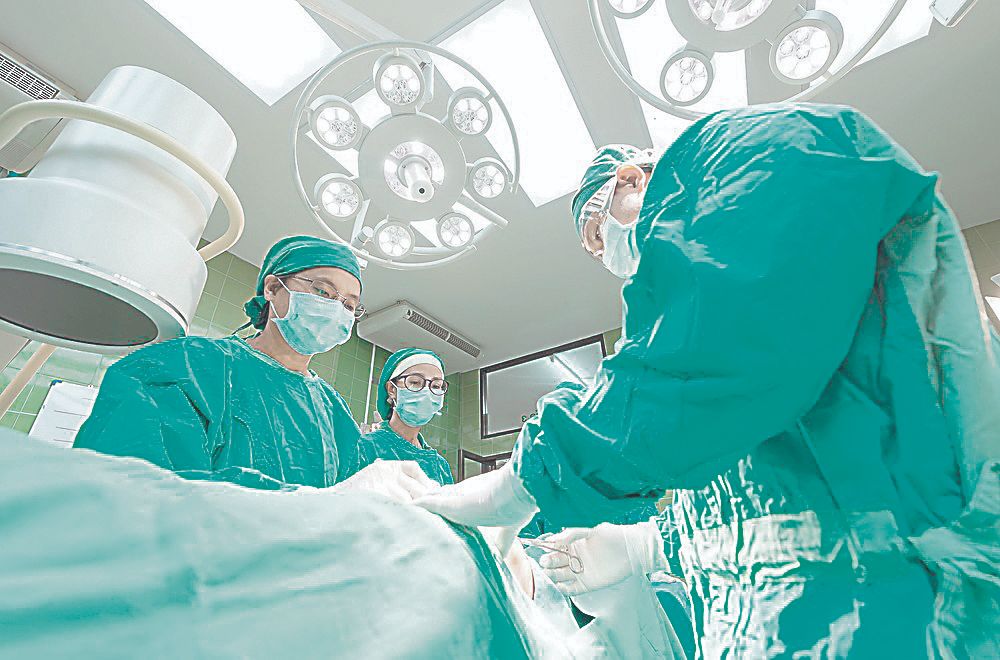 Médicos durante cirurgia: uso da ficha eletrônica vai garantir transparência aos prontuários dos pacientes