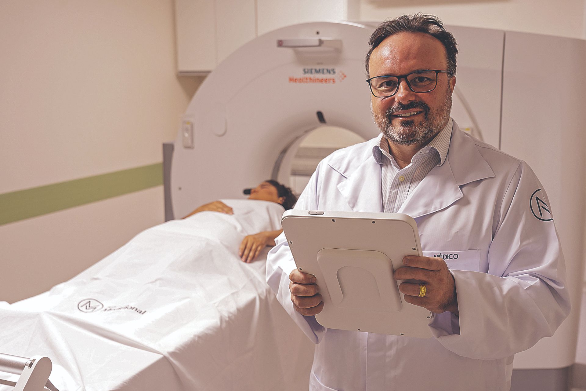 Leonardo Amaral, médico que coordena o serviço de diagnóstico por imagem da Rede Meridional, acompanha paciente durante exame