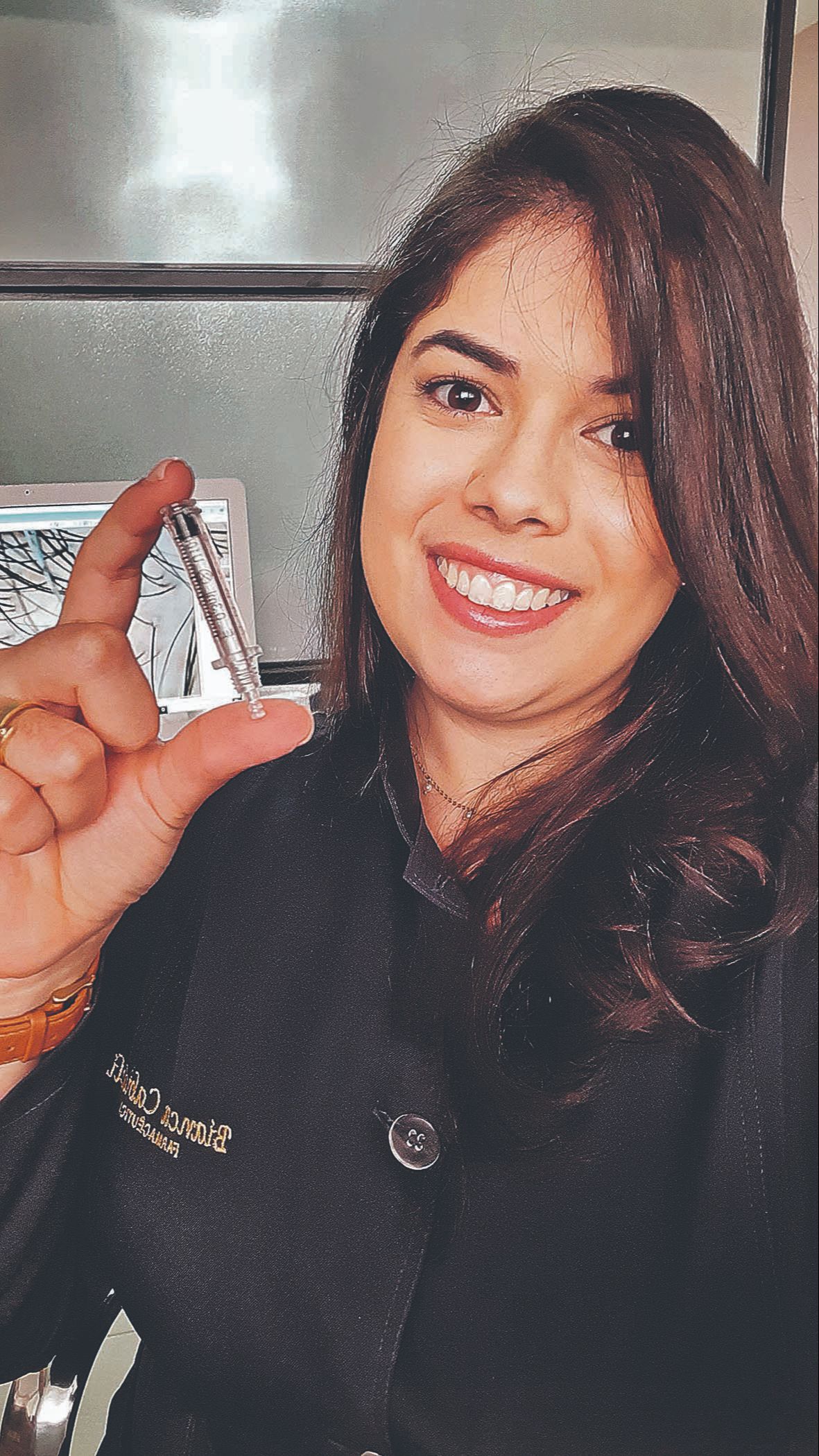 Bianca Cabideli mostra o medicamento usado na intradermoterapia