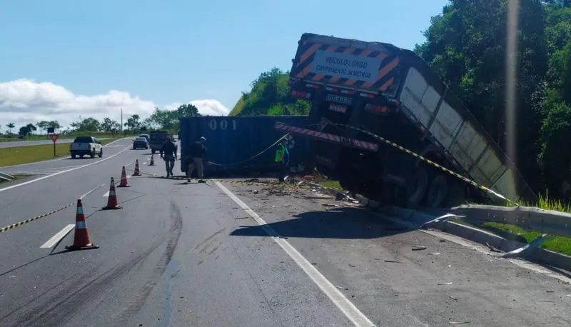 Imagem ilustrativa da imagem Caminhoneiro morre em acidente com carreta na BR-101