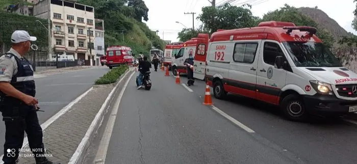 Imagem ilustrativa da imagem Acidente entre dois ônibus na Curva do Saldanha deixa 5 feridos