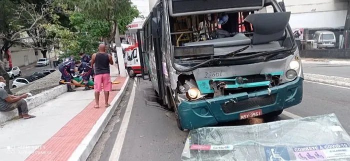 Vítima é socorrida após colisão entre dois ônibus