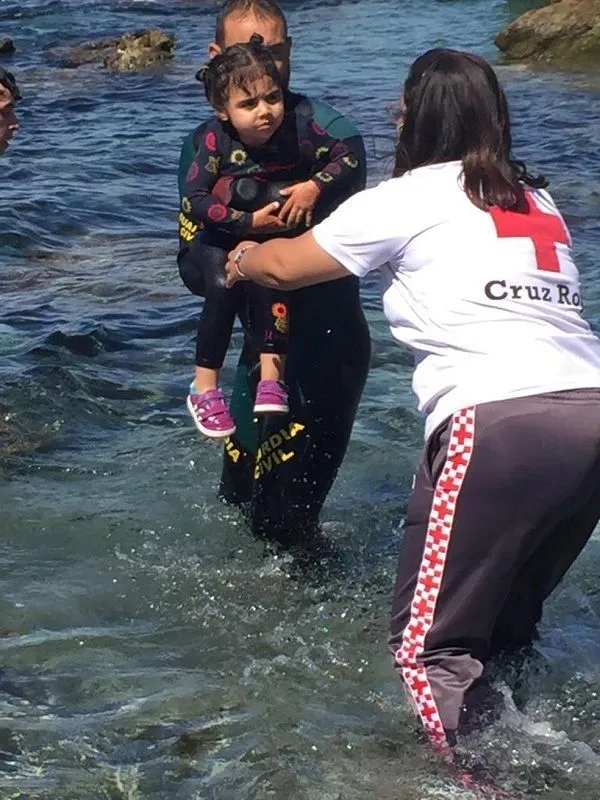 Imagem ilustrativa da imagem Bebê é resgatado no mar com grupo que tentava entrar a nado na Espanha