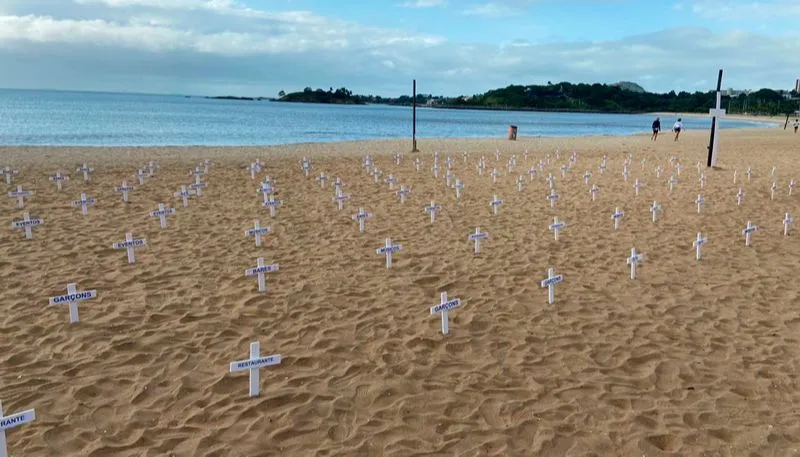 Imagem ilustrativa da imagem Empresários fazem protesto com 200 cruzes em Camburi e pedem reabertura de bares