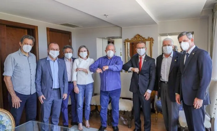 Imagem ilustrativa da imagem Lula convida Contarato para entrar no PT