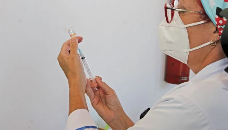 Vacinadora prepara seringa com imunizante contra o novo coronavírus: vacinação avança no Estado