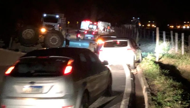 Imagem ilustrativa da imagem Acidente entre dois caminhões e uma ambulância deixa um ferido