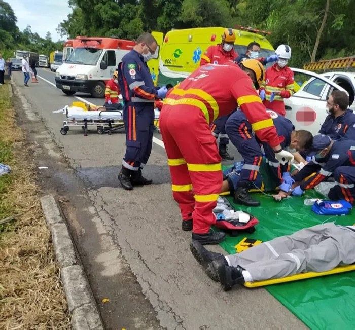Imagem ilustrativa da imagem Acidente com cinco veículos deixa quatro feridos na BR-101