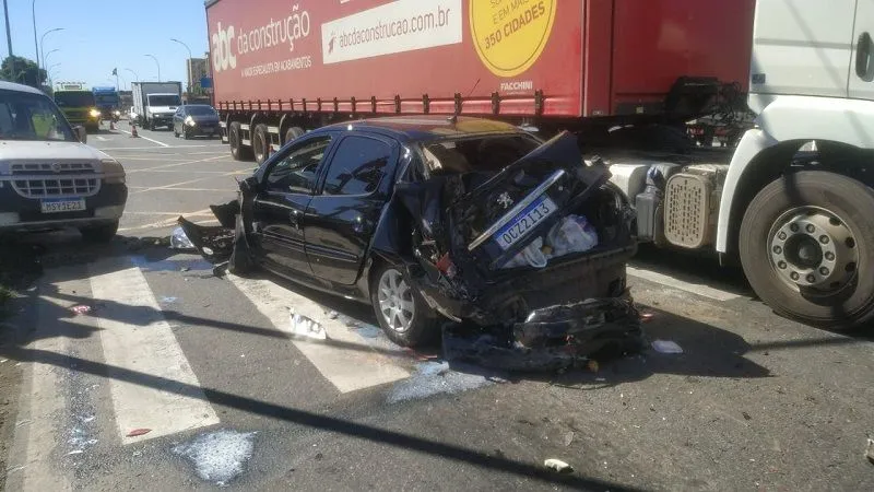 Imagem ilustrativa da imagem Acidente com caminhão, moto e dois carros mata motociclista na Serra