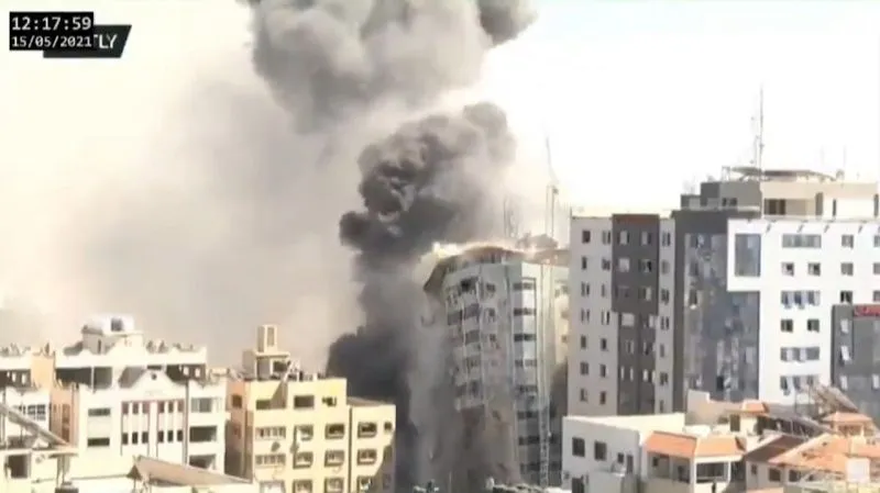 Imagem ilustrativa da imagem VÍDEOS | Ataques de Israel deixam mais mortos e destroem prédio da imprensa em Gaza