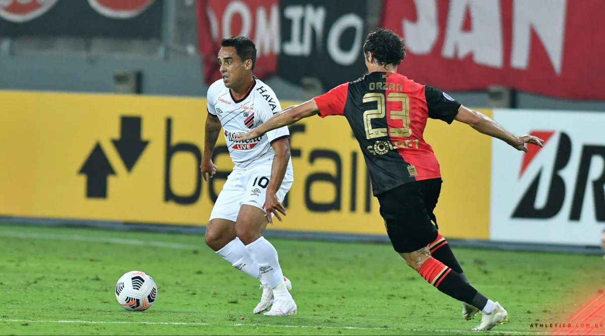 Imagem ilustrativa da imagem Athletico-PR cai no Peru e perde os 100% de aproveitamento na Sul-Americana
