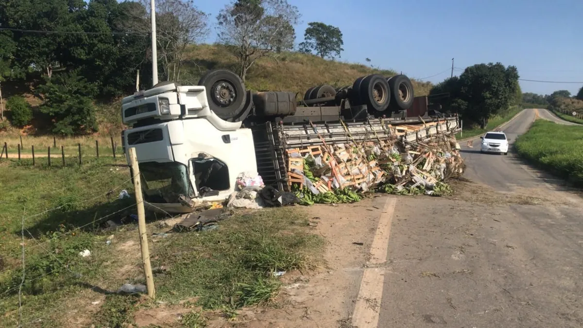 Imagem ilustrativa da imagem Motorista perde o controle e caminhão tomba no Sul do Estado