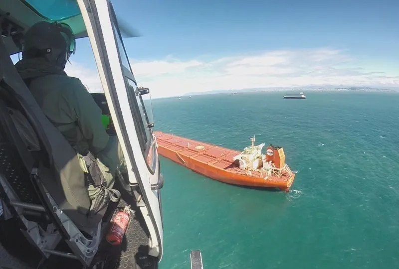 Imagem ilustrativa da imagem Comandante de navio sofre acidente em embarcação e é resgatado de helicóptero