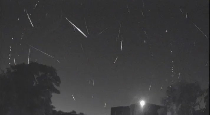 Imagem ilustrativa da imagem Chuva de meteoros Eta Aquáridas atinge pico nesta madrugada e pode ser vista de casa