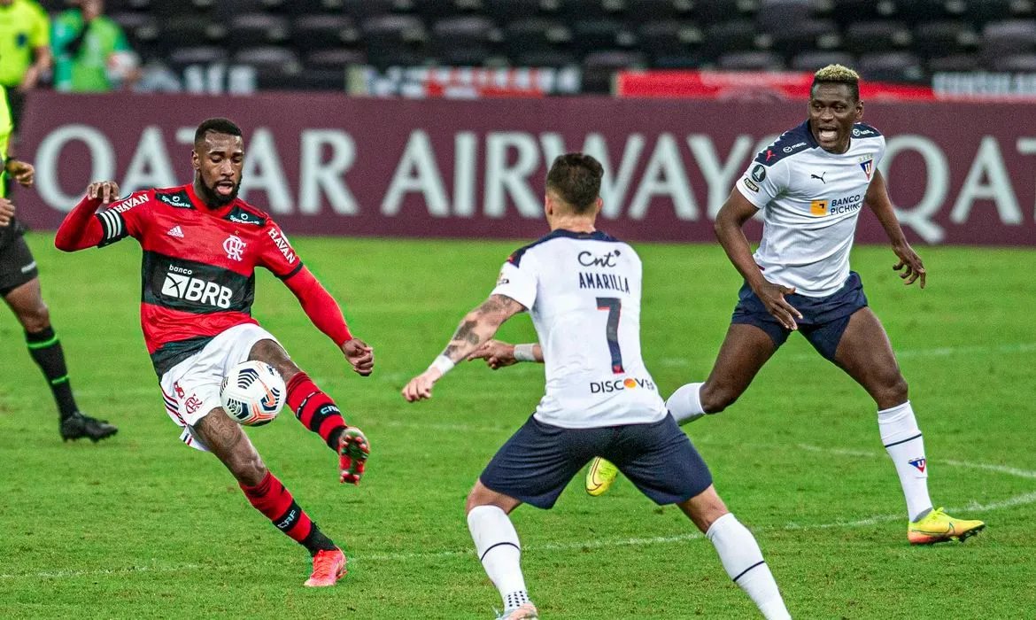 Imagem ilustrativa da imagem Com um a menos, Flamengo arranca empate com LDU e vai às oitavas da Libertadores