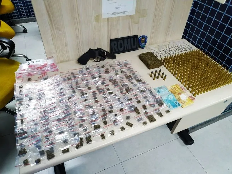 Imagem ilustrativa da imagem Foragido é preso e arma e drogas são apreendidas em Vila Velha