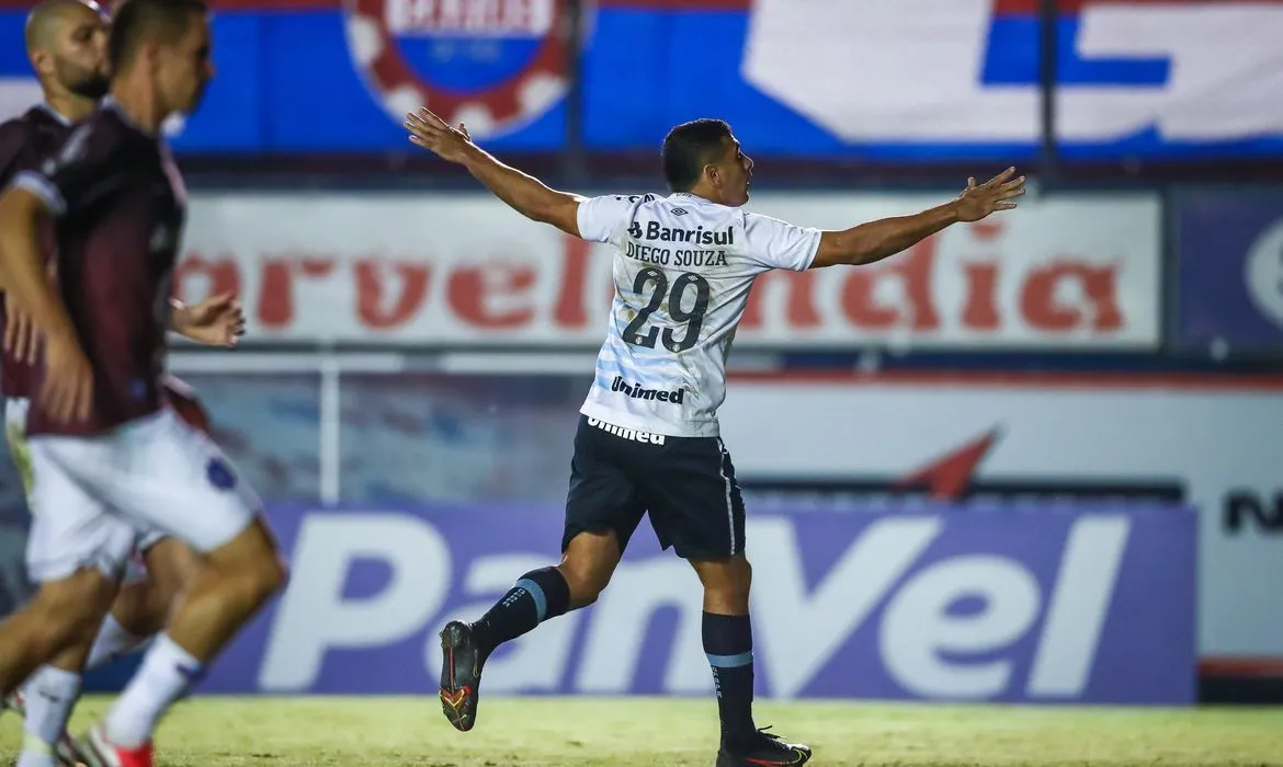 Imagem ilustrativa da imagem Diego Souza faz dois gols no Caxias e o Grêmio fica perto da final do Gaúcho
