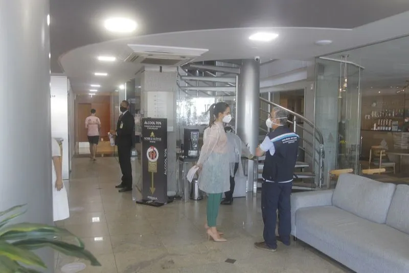 Imagem ilustrativa da imagem Isolados em hotel, indianos vieram para o Estado carregar navio com minério de ferro