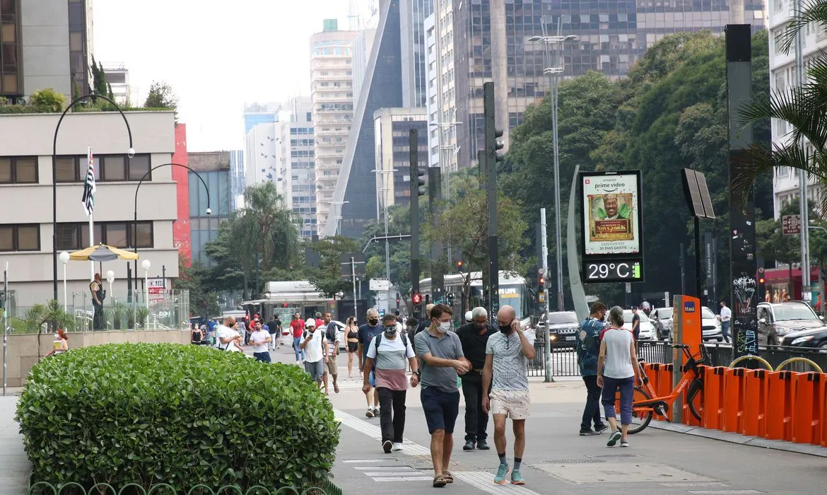 Imagem ilustrativa da imagem Brasil chega a 15,19 milhões de casos e 422,3 mil mortes por covid-19