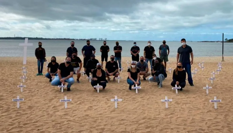 Imagem ilustrativa da imagem Empresários fazem protesto com 200 cruzes em Camburi e pedem reabertura de bares
