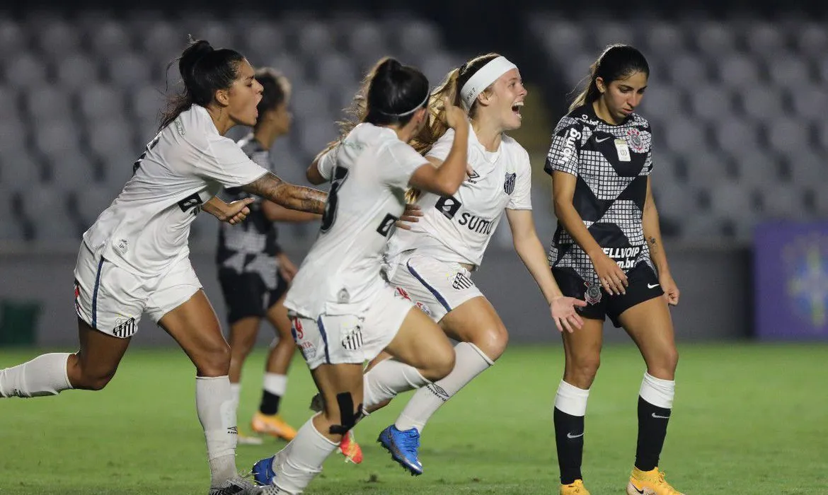 Imagem ilustrativa da imagem Santos supera Corinthians no Brasileiro de Futebol Feminino