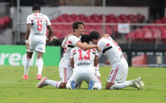 Imagem ilustrativa da imagem Torcida do São Paulo provoca aglomeração fora do Morumbi na final do estadual