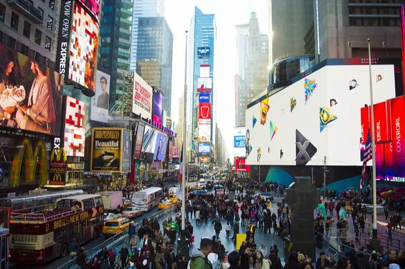 Imagem ilustrativa da imagem Briga com tiros na Times Square fere 3, incluindo menina de 4 anos