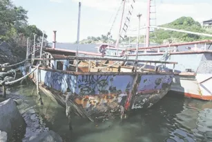 Imagem ilustrativa da imagem Escunas cheias d'água na orla