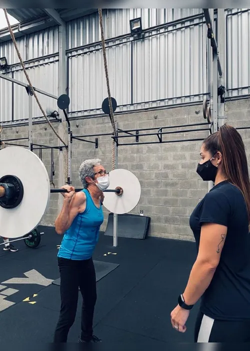 
          Imagem ilustrativa da imagem VÍDEO | Aos 73 anos, bisavó é ultramaratonista e dá show em crossfit na Serra
          