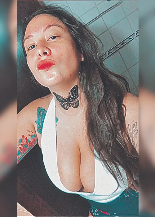 Imagem ilustrativa da imagem Filtro de borboleta no pescoço vai parar nos estúdios de tatuagem