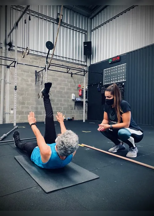 
          Imagem ilustrativa da imagem VÍDEO | Aos 73 anos, bisavó é ultramaratonista e dá show em crossfit na Serra
          