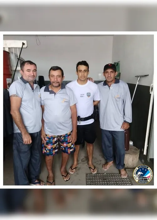 Imagem ilustrativa da imagem VÍDEO | Caminhão cai em valão e 3 homens são salvos por policial de folga